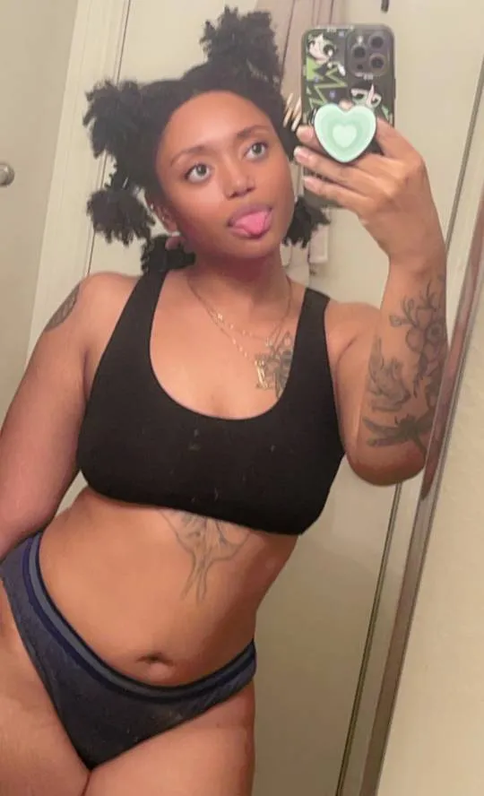 Kenza, 25 ans — rencontre cougar à Saintes